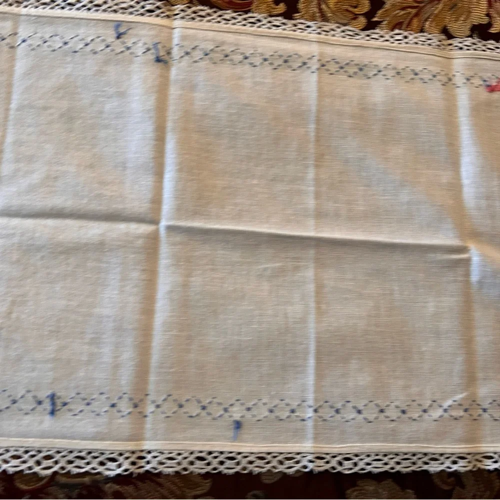 Vintage White Linen & Pink‎ Needlepoint Rose w/Lace Table Runner